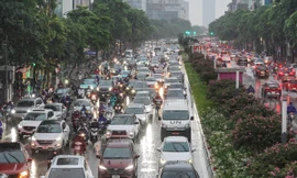 Mưa lớn do ảnh hưởng bão số 2: Giao thông Hà Nội tê liệt, ùn tắc kéo dài