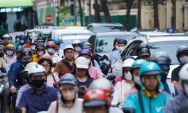 Giao thông đông đúc trên trục chính vào trung tâm Hà Nội