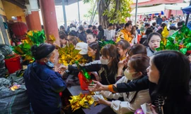 Hàng nghìn người về đền Bà Chúa Kho 'vay tiền' đầu năm