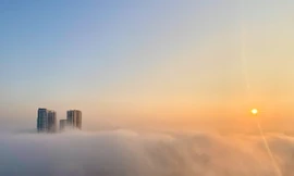 Gần trưa, bầu trời Hà Nội vẫn mịt mù bụi mịn