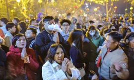 Chen chân đi lễ Phủ Tây Hồ trong ngày đầu năm mới