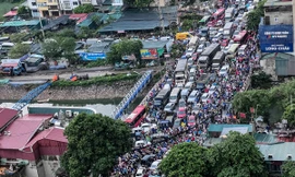 Giao thông Hà Nội hỗn loạn, người dân tháo chạy về nhà tránh bão
