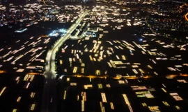 Thủ phủ hoa Tây Tựu chong đèn xuyên đêm, ép hoa 'thức' kịp vụ Tết