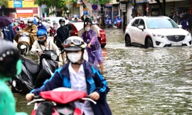 Hà Nội ngập khắp lối, người và xe nối đuôi nhau 'bơi' trên đường 