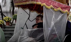 Khách du lịch co ro giữa trời lạnh 12 độ C trên đường phố Hà Nội