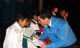 Chăm lo cho trẻ em nghèo là một trong những hoạt động được Đoàn quan tâm