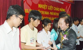 Phó Chủ tịch nước Nguyễn Thị Doan trao học bổng cho sinh viên nghèo học giỏi của ĐH Nguyễn Tất Thành. Ảnh: Q.P