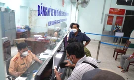 Chủ xe 'chạy nước rút' đổi biển vàng, CSGT tăng ca làm việc tới đêm