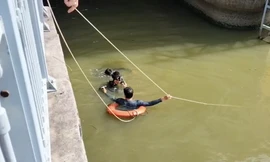 Mục kích người nhái lặn tìm nạn nhân nhảy cầu tự tử ở TPHCM