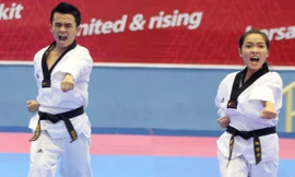 Nguyễn Đình Toàn và Nguyễn Minh Tú mang lại chiếc huy chương vàng đầu tiên cho Việt Nam. Ảnh: Quang Liêm