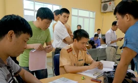 Người dân đến làm thủ tục sang tên chính chủ tại Phòng CSGT CA thành phố Hà Nội