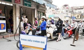 Xăng sắp tăng thêm 1.300 đồng/lít?