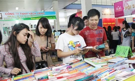 Đông người xem, vắng người mua tại Hội chợ sách Quốc tế lần 4 Ảnh: T.Toan