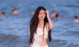 Nhiều người 'giải nhiệt' ở Bãi Cháy