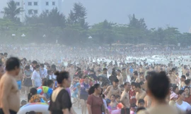 'Biển người' chen chân ở bãi tắm Cửa Lò 