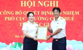 Ông Đặng Ngọc Minh - Phó Tổng cục trưởng Tổng cục Thuế trao Quyết định và chúc mừng bà Chu Thanh Hường - tân Phó Cục trưởng Bắc Giang. 
