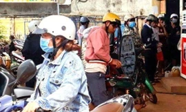 Chen nhau đổ xăng ở Bình Phước, tạp hóa ‘hét’ mỗi lít 30.000 đồng