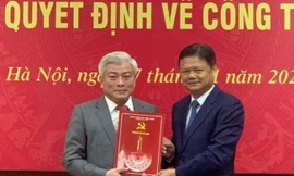 Trưởng ban Tổ chức Thành ủy Vũ Đức Bảo (bên phải) trao quyết định cho ông Mai Trọng Thái.