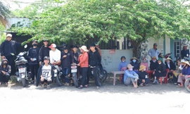 Người dân Quảng Ngãi đội nắng chờ đón linh cữu nguyên Chủ tịch nước Trần Đức Lương