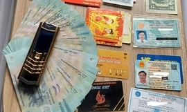 Bỏ quên điện thoại Vertu, ví chứa nhiều tiền trên tàu hỏa