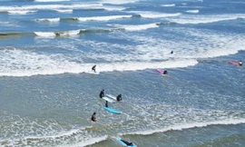 Bãi biển suýt bị 'xóa sổ' thành thiên đường lướt sóng, ngắm hoàng hôn