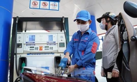Giảm 1.320 đồng, xăng RON95 xuống còn 21.000 đồng/lít