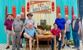 Khách Tây thích thú trải nghiệm Tết 'bên cồn' 