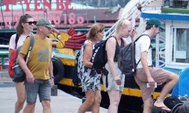 Khách Tây đổ về Cát Bà ăn gì, chơi gì? 