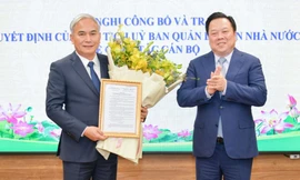 Ông Nguyễn Hoàng Anh, Chủ tịch Ủy ban quản lý vốn Nhà nước tại doanh nghiệp trao Quyết định cho ông Vũ Anh Tuấn