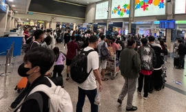 Hơn 140.000 khách 'đổ bộ' sân bay Tân Sơn Nhất ngày ông Công ông Táo
