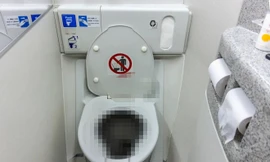 Điều ít biết về nhà vệ sinh trên máy bay 
