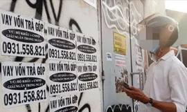 Doanh nghiệp có tiếng cũng dán quảng cáo 'dạo', mới sáng đã bị dán đầy nhà 