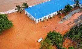 Lũ cát vùi lấp ô tô, đường sá ở khu du lịch Mũi Né