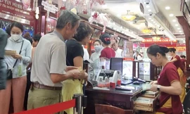 Cụ bà 80 tuổi xếp hàng 2 tiếng chưa đến lượt mua vàng, 'cò mồi' xuất hiện