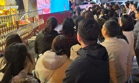 Đổ xô mua vàng, đến tối vẫn đông nghịt, cửa hàng phải dựng rào 'phân luồng'