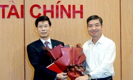 Thứ trưởng Bộ Tài chính Tạ Anh Tuấn trao quyết định cho tân Cục trưởng Cục Quản lý giá Nguyễn Minh Tiến