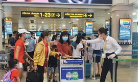 'Hết cửa' mua vé máy bay, nhiều người chật vật đi tàu bắt xe từ Nam ra Bắc