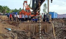 Bé trai 10 tuổi rơi xuống hố bê tông: Chủ tịch Đồng Tháp trực tiếp chỉ huy giải cứu