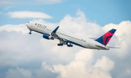 Cựu cầu thủ tiểu bậy, gây náo loạn chuyến bay