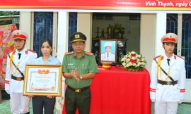 Trao bằng Tổ quốc ghi công tới thân nhân đồng chí công an hi sinh khi bắt cướp