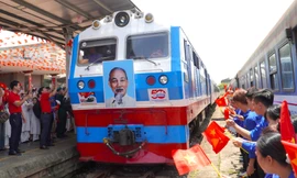 Phút giây đôi tàu Thống Nhất hội ngộ trên sân ga Đà Nẵng đúng ngày 30/4