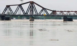 Nhìn gần nước lũ sông Hồng lên tới mố cầu Long Biên, Chương Dương 