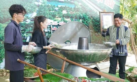 Tận thấy nồi lẩu mắm 'độc nhất vô nhị' Việt Nam 