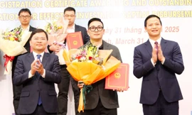 Bí thư Tỉnh ủy Bắc Ninh Nguyễn Anh Tuấn (bên trái) và Chủ tịch UBND tỉnh Bắc Ninh Vương Quốc Tuấn trao chứng nhận đầu tư cho doanh nghiệp. Ảnh: Nguyễn Thắng