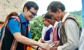 Bí thư thứ nhất T.Ư Đoàn thăm già làng, trưởng bản, người có uy tín ở Kon Tum