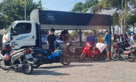 Các nhà máy xay xát chở xe tải gạo đến vùng sâu để bán cho người dân với giá rẻ.