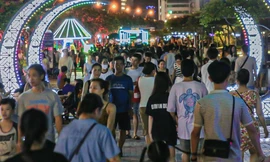 Sợ chen lấn ngày khai trương, hàng nghìn người đổ về phố đi bộ vui chơi sớm