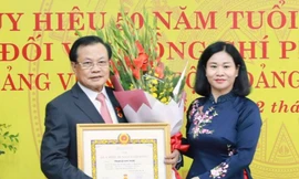 Phó Bí thư Thường trực Thành ủy Hà Nội Nguyễn Thị Tuyến trao Huy hiệu 50 năm tuổi Đảng cho nguyên Bí thư Thành ủy Hà Nội Phạm Quang Nghị
