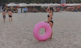 Tối xem pháo hoa, ngày thỏa thích tắm ở bãi biển 'đẹp nhất hành tinh' 