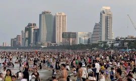 Đông nghịt người tắm biển Đà Nẵng 